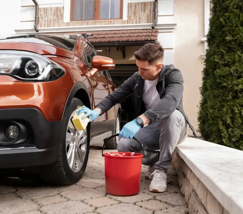 Lavage auto à domicile Coussac-Bonneval : professionnel intervenant sur un véhicule